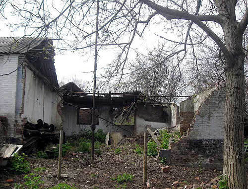 Разрушенный дом в Грозном, Чечня, 2010 г. Фото: http://greedyspeedy.livejournal.com Разрушенный дом в Грозном, Чечня, 2010 г. Фото: http://greedyspeedy.livejournal.com
