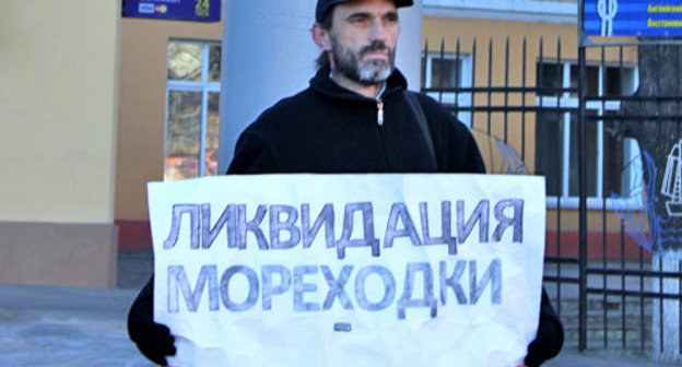 Михаил Анисенко во время одиночного пикета против ликвидации филиала Морского университета. Астрахань, 26 ноября 2012 г. Фото Светланы Гамидовой для "Кавказского узла" Михаил Анисенко во время одиночного пикета против ликвидации филиала Морского университета. Астрахань, 26 ноября 2012 г. Фото Светланы Гамидовой для "Кавказского узла"