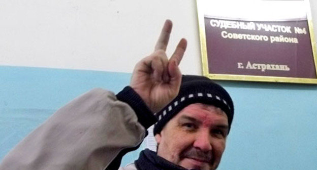 Валерий Ромахин в ожидании решения суда. Астрахань,3 декабря 2012 г. Фото Елены Гребенюк для "Кавказского узла" Валерий Ромахин в ожидании решения суда. Астрахань,3 декабря 2012 г. Фото Елены Гребенюк для "Кавказского узла"