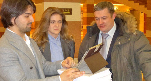 Мурад Мусаев, Дарья Тренина, Валентин Варкентин (слева направо)с 18 томами дела об убийстве Юрия Буданова в здании Мосгорсуда. Москва, 6 декабря 2012 г. Фото Юлии Буславской для "Кавказского узла" Мурад Мусаев, Дарья Тренина, Валентин Варкентин (слева направо)с 18 томами дела об убийстве Юрия Буданова в здании Мосгорсуда. Москва, 6 декабря 2012 г. Фото Юлии Буславской для "Кавказского узла"