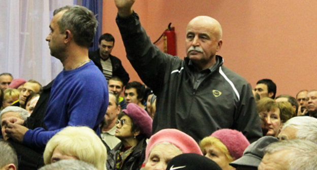 Житель Краснодара просит слова на сходе горожан 7 декабря 2012 г. Фото Никиты Серебрянникова для "Кавказского узла"