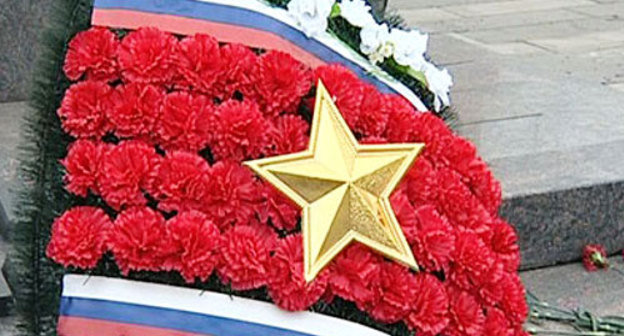 Траурный венок на воинском кладбище. Фото: http://www.ntm-tv.ru Траурный венок на воинском кладбище. Фото: http://www.ntm-tv.ru