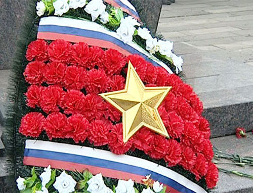 Траурный венок на воинском кладбище. Фото: http://www.ntm-tv.ru Траурный венок на воинском кладбище. Фото: http://www.ntm-tv.ru