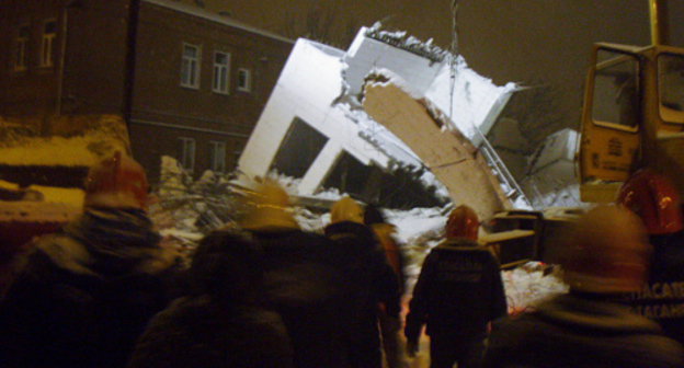 У рухнувшего здания в Таганроге. 13 декабря 2012 г. Фото пресс-службы ГУ МЧС по Ростовской области, http://www.61.mchs.gov.ru/ У рухнувшего здания в Таганроге. 13 декабря 2012 г. Фото пресс-службы ГУ МЧС по Ростовской области, http://www.61.mchs.gov.ru/