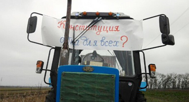 Трактор одного из участников митинга в станице Старовеличковская Калининского района Краснодарского края. 15 декабря 2012 г. Фото Николая Хижняка Трактор одного из участников митинга в станице Старовеличковская Калининского района Краснодарского края. 15 декабря 2012 г. Фото Николая Хижняка