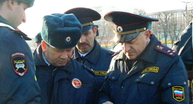 Смотр и развод нарядов полиции в Нальчике. Фото пресс-службы МВД КБР, http://07.mvd.ru Смотр и развод нарядов полиции в Нальчике. Фото пресс-службы МВД КБР, http://07.mvd.ru