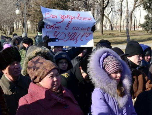 Участники митинга против ликвидации Каспийского филиала Морского университета. Астрахань, 17 декабря 2012 г. Фото: Михаил Кошевой, пресс-служба Астраханского обкома КПРФ, http://www.kprfast.ru Участники митинга против ликвидации Каспийского филиала Морского университета. Астрахань, 17 декабря 2012 г. Фото: Михаил Кошевой, пресс-служба Астраханского обкома КПРФ, http://www.kprfast.ru