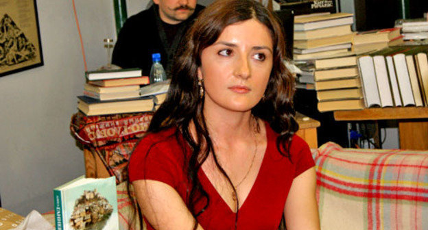 Алиса Ганиева во время презентации своей книги "Праздничная гора". Москва, 11 декабря 2012 г. Фото Натальи Крайновой для "Кавказского узла"
Алиса Ганиева во время презентации своей книги "Праздничная гора". Москва, 11 декабря 2012 г. Фото Натальи Крайновой для "Кавказского узла"