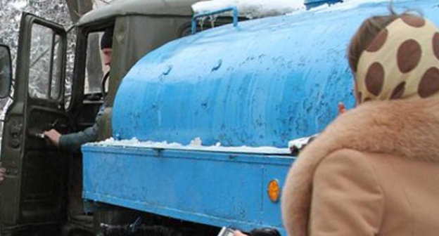 Подвоз питьевой воды в районы Пятигорска, пострадавшие от прорыва Кубанского водовода. 19 декабря 2012 г. Фото: http://www.pyatigorsk.org Подвоз питьевой воды в районы Пятигорска, пострадавшие от прорыва Кубанского водовода. 19 декабря 2012 г. Фото: http://www.pyatigorsk.org