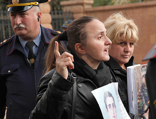 Акция протеста родственников погибших в армии солдат у президентского дворца в Ереване 13 ноября 2012 г. Фото: © PanARMENIAN Photo / Tigran Mehrabyan Акция протеста родственников погибших в армии солдат у президентского дворца в Ереване 13 ноября 2012 г. Фото: © PanARMENIAN Photo / Tigran Mehrabyan