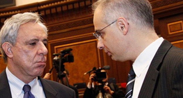 Депутаты парламента Армении Вардан Осканян и Левон Зурабян в зале заседаний Национального собрания. Ереван, 21 ноября 2012 г. Фото: © PanARMENIAN Photo / Tigran Mehrabyan Депутаты парламента Армении Вардан Осканян и Левон Зурабян в зале заседаний Национального собрания. Ереван, 21 ноября 2012 г. Фото: © PanARMENIAN Photo / Tigran Mehrabyan