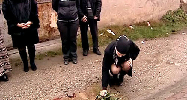 Возложение цветов к месту убийства Казбека Геккиева. Кабардино-Балкария, Нальчик, декабрь 2012 г. Фото: ГТРК "Ставрополье", www.stavropolye.tv Возложение цветов к месту убийства Казбека Геккиева. Кабардино-Балкария, Нальчик, декабрь 2012 г. Фото: ГТРК "Ставрополье", www.stavropolye.tv
