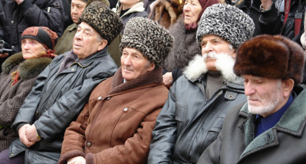 Кабардино-Балкария, Нальчик, 8 марта 2009 г. Траурный митинг в день годовщины депортации балкарского народа. Фото: http://archivesjournal.ru Кабардино-Балкария, Нальчик, 8 марта 2009 г. Траурный митинг в день годовщины депортации балкарского народа. Фото: http://archivesjournal.ru