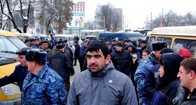 Акция водителей маршрутных такси, не согласных с требованиями технического регламента к транспортным средствам. Нальчик, 24 декабря 2012 г. Фото: МВД по Кабардино-Балкарской республике, http://07.mvd.ru Акция водителей маршрутных такси, не согласных с требованиями технического регламента к транспортным средствам. Нальчик, 24 декабря 2012 г. Фото: МВД по Кабардино-Балкарской республике, http://07.mvd.ru