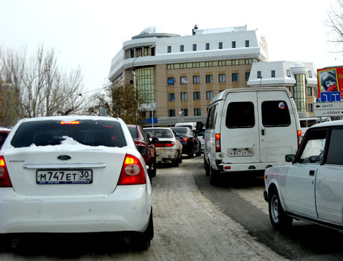 Сильный снегопад привел к дорожному коллапсу в городе. Астрахань, 24 декабря 2012 г. Фото Вячеслава Ященко для "Кавказского узла" Сильный снегопад привел к дорожному коллапсу в городе. Астрахань, 24 декабря 2012 г. Фото Вячеслава Ященко для "Кавказского узла"