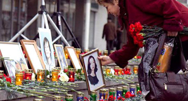 На траурном митинге в 9-ю годовщину трагедии Норд-Оста. Москва, 26 октября 2011 г. Фото: Yuri Timofeyev (RFE/RL) На траурном митинге в 9-ю годовщину трагедии Норд-Оста. Москва, 26 октября 2011 г. Фото: Yuri Timofeyev (RFE/RL)