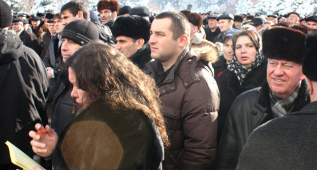 Похороны ректора аграрного университета Бориса Жерукова. Нальчик, 26 декабря 2012 г. Фото Людмилы Маратовой для "Кавказского узла" Похороны ректора аграрного университета Бориса Жерукова. Нальчик, 26 декабря 2012 г. Фото Людмилы Маратовой для "Кавказского узла"