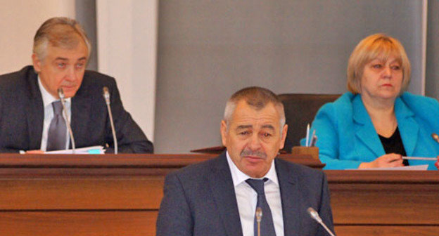 Выступает Асланбек Хадарцев во время заседания Парламента Северной Осетии. Владикавказ, 25 декабря 2012 г. Фото Дмитрия Тамерланова для "Кавказского узла" Выступает Асланбек Хадарцев во время заседания Парламента Северной Осетии. Владикавказ, 25 декабря 2012 г. Фото Дмитрия Тамерланова для "Кавказского узла"