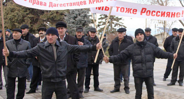 Жители селения Храх-Уба на митинге протеста перед Аварским театром в Махачкале, 8 февраля 2011 г. Фото Анвара Курбанмагомедова, http://xpax.info