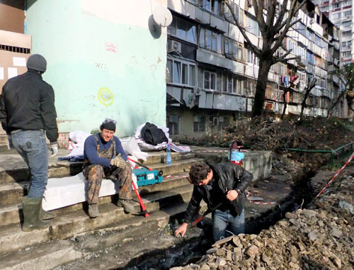 Рабочие выполняют работы возле дома 40 по улице Чебрикова, в котором произошло возгорание. Сочи, 16 декабря 2012 г. Фото Светланы Кравченко для "Кавказского узла" Рабочие выполняют работы возле дома 40 по улице Чебрикова, в котором произошло возгорание. Сочи, 16 декабря 2012 г. Фото Светланы Кравченко для "Кавказского узла"