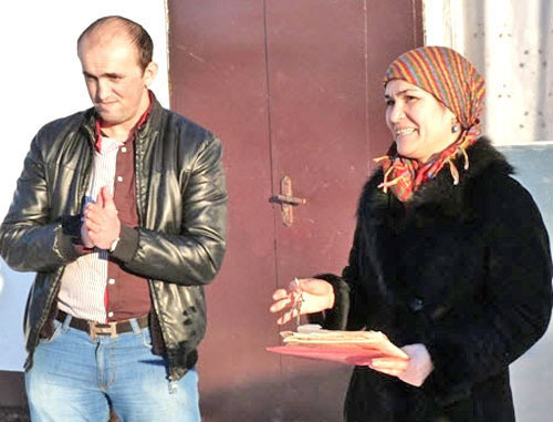 Джанбика Гаджиева с ключами от дома и Магомед Магомедов во время благотворительной акции по передаче в безвозмездное пользование частного дома. Дагестан, село Татаюрт, 27 декабря 2012 г. Фото http://www.riadagestan.ru