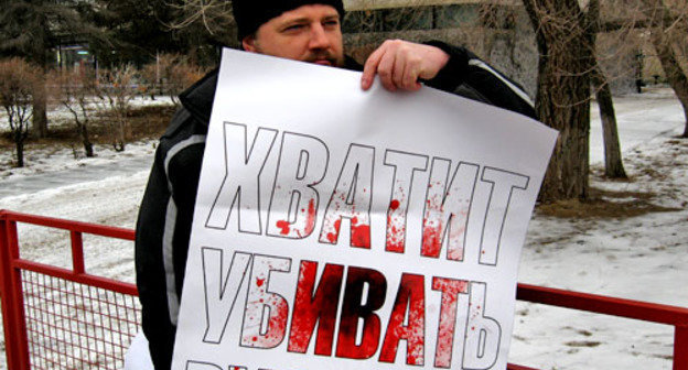 Анатолий Болтыхов в одиночном пикете с тербованием активизации раскрытия уголовных дел. Волгоград, 29 декабря 2012 г. Фото Вячеслава Ященко для "Кавказского узла" Анатолий Болтыхов в одиночном пикете с тербованием активизации раскрытия уголовных дел. Волгоград, 29 декабря 2012 г. Фото Вячеслава Ященко для "Кавказского узла"
