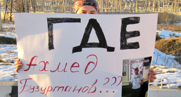 Одиночные пикеты родственников Ахмеда Бузуртанова прошли на Черменском посту, расположенном на границе Ингушетии и Северной Осетии. 4 января 2013 г. Фото Вахи Белхароева для "Кавказского узла" Одиночные пикеты родственников Ахмеда Бузуртанова прошли на Черменском посту, расположенном на границе Ингушетии и Северной Осетии. 4 января 2013 г. Фото Вахи Белхароева для "Кавказского узла"