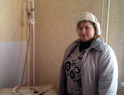 Ирина Спирина оглядывает кухню в новой квартире. Астрахань, 10 января 2013 г. Фото Елены Гребенюк для "Кавказского узла" Ирина Спирина оглядывает кухню в новой квартире. Астрахань, 10 января 2013 г. Фото Елены Гребенюк для "Кавказского узла"