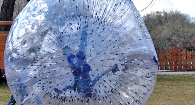 Катание на атрракционе "зорб". Фото: компания AirCastles, http://aircastles.org/zorbing/ Катание на атрракционе "зорб". Фото: компания AirCastles, http://aircastles.org/zorbing/
