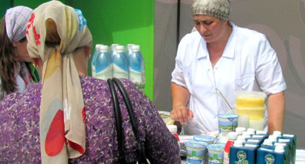 Продажа молочной продукции на ежегодной торгово-промышленной выставке-ярмарке в Грозном. Чечня, август 2012 г. Фото www.chechnyatravel.com/ Продажа молочной продукции на ежегодной торгово-промышленной выставке-ярмарке в Грозном. Чечня, август 2012 г. Фото www.chechnyatravel.com/