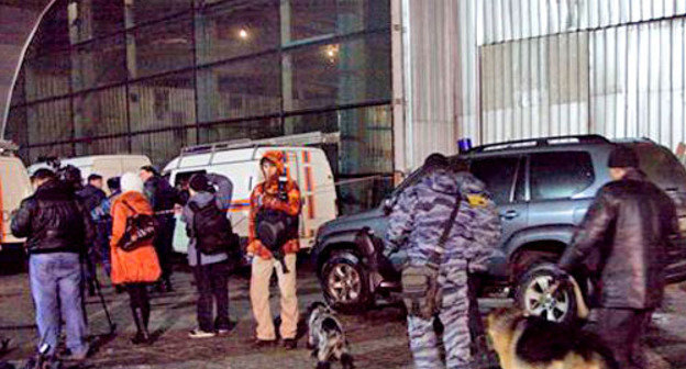 Сотрудники ФСБ работают на месте теракта в аэропорту «Домодедово». Москва, 24 января 2011 г. Фото: Yuri Timofeyev (RFE/RL) Сотрудники ФСБ работают на месте теракта в аэропорту «Домодедово». Москва, 24 января 2011 г. Фото: Yuri Timofeyev (RFE/RL)