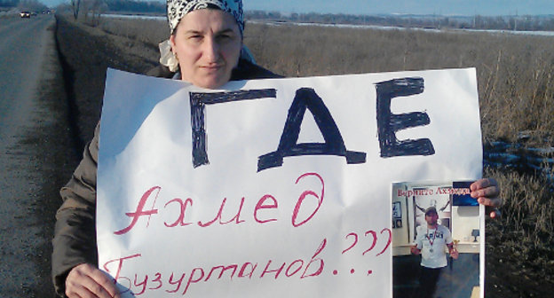 Одиночный пикет Лизы Бузуртановой, сестры Ахмеда Бузуртанова на федеральной трассе "Кавказ" между селением Экажево и муниципальным округом Гамурзиевским. Фото Рашида Гайсанова