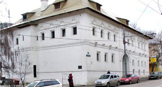 Место гибели Станислава Маркелова и Анастасии Бабуровой — тротуар перед Белыми палатами на Пречистенке. Москва. Фото: NVO, http://commons.wikimedia.org Место гибели Станислава Маркелова и Анастасии Бабуровой — тротуар перед Белыми палатами на Пречистенке. Москва. Фото: NVO, http://commons.wikimedia.org