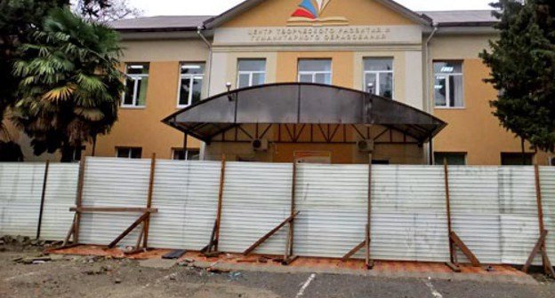 Здание центра творческого развития возле которого идет стройка. Сочи, 15 января 2013 г. Фото Светланы Кравченко для "Кавказского узла" Здание центра творческого развития возле которого идет стройка. Сочи, 15 января 2013 г. Фото Светланы Кравченко для "Кавказского узла"