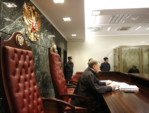 Краснодарский краевой суд, на одном из заседаний по делу о массовом убийстве в Кущевской. Декабрь 2011 г. Фото: Геннадий Аносов/Югополис, http://www.yugopolis.ru Краснодарский краевой суд, на одном из заседаний по делу о массовом убийстве в Кущевской. Декабрь 2011 г. Фото: Геннадий Аносов/Югополис, http://www.yugopolis.ru