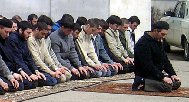 Нальчик, 2004 г. Намаз на улице. Фото Анны Арсеньевой для "Кавказского узла"