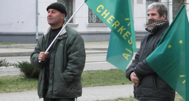 Пикет в поддержку черкесов Сирии. Майкоп, 5 января 2013 г. Фото Аднана Хуадэ Пикет в поддержку черкесов Сирии. Майкоп, 5 января 2013 г. Фото Аднана Хуадэ