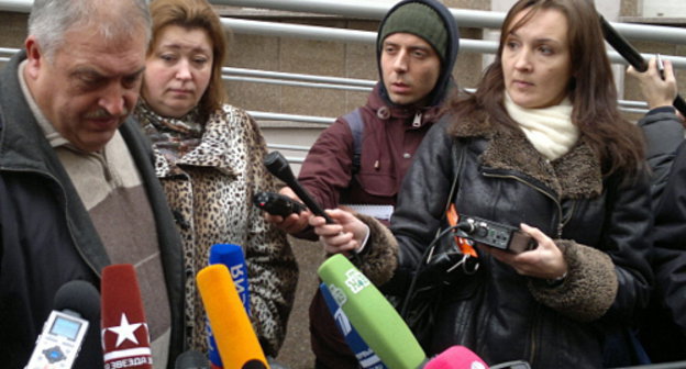 Отец Ивана Агафонова и адвокат потерпевших Оксана Михалкина беседуют с журналистами у здания Замоскворецкого суда. Москва, 15 ноября 2012 г. Фото Юлии Буславской для "Кавказского узла" Отец Ивана Агафонова и адвокат потерпевших Оксана Михалкина беседуют с журналистами у здания Замоскворецкого суда. Москва, 15 ноября 2012 г. Фото Юлии Буславской для "Кавказского узла"