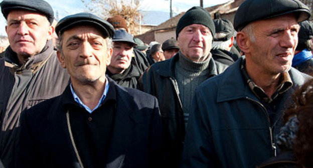 Участники акции с требованием отставки президента Грузии Михаила Саакашвили. Тбилиси, 4 января 2013 г. Фото: Александр Имедашвили, NEWSGEORGIA Участники акции с требованием отставки президента Грузии Михаила Саакашвили. Тбилиси, 4 января 2013 г. Фото: Александр Имедашвили, NEWSGEORGIA