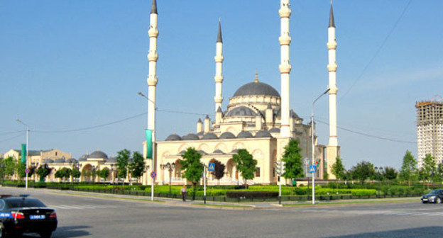 Мечет имени Ахмада Кадырова в Грозном. Фото: Саид-Эми Кайсаров, http://ru.wikipedia.org Мечет имени Ахмада Кадырова в Грозном. Фото: Саид-Эми Кайсаров, http://ru.wikipedia.org