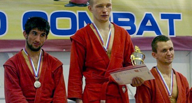Расул Мирзаев (слева) на Чемпионате России по боевому самбо. Краснокамск, 19—22 февраля 2010 г. Фото: ОФ-СОО "Всероссийская федерация самбо", http://www.sambo.ru Расул Мирзаев (слева) на Чемпионате России по боевому самбо. Краснокамск, 19—22 февраля 2010 г. Фото: ОФ-СОО "Всероссийская федерация самбо", http://www.sambo.ru