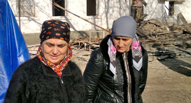 Жители частично снесенного дома оказались на улице в связи со сносом их жилья. Ингушетия, Сунженский район, январь 2013 г. Фото предоставлено адвокатом Исой Коздоевым Жители частично снесенного дома оказались на улице в связи со сносом их жилья. Ингушетия, Сунженский район, январь 2013 г. Фото предоставлено адвокатом Исой Коздоевым