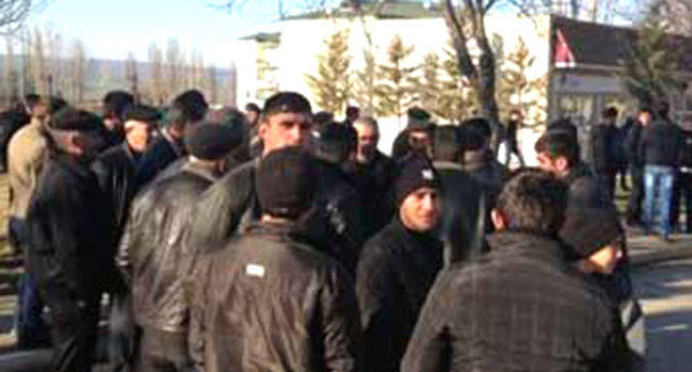 Группы протестующих собираются на улицах Исмаиллы в Азербайджане. Фото http://ann.az Группы протестующих собираются на улицах Исмаиллы в Азербайджане. Фото http://ann.az
