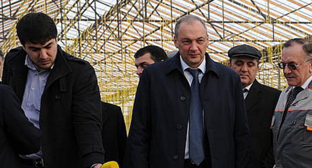 Глава Дагестана Магомедсалам Магомедов посещает объекты агропрома республики. Январь 2013 г. Фото пресс-службы президента Республики Дагестан, http://president.e-dag.ru Глава Дагестана Магомедсалам Магомедов посещает объекты агропрома республики. Январь 2013 г. Фото пресс-службы президента Республики Дагестан, http://president.e-dag.ru