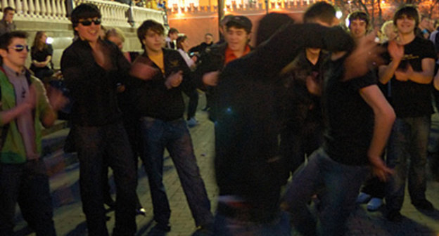 Лезгинка на улице. Фото: http://pravdoiskatel77.livejournal.com Лезгинка на улице. Фото: http://pravdoiskatel77.livejournal.com