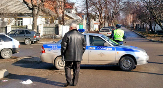 Полиция на улице Кешокова в Нальчике, 28 января 2013 г.Фото: министерство внутренних дел по Кабардино-Балкарской республике, http://07.mvd.ru Полиция на улице Кешокова в Нальчике, 28 января 2013 г.Фото: министерство внутренних дел по Кабардино-Балкарской республике, http://07.mvd.ru