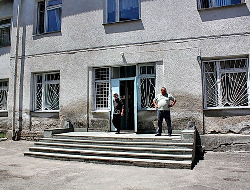 Вход в здание онкологического диспансера в Нальчике, лето 2010 г. Фото: lucky_black, http://lucky-black.livejournal.com Вход в здание онкологического диспансера в Нальчике, лето 2010 г. Фото: lucky_black, http://lucky-black.livejournal.com