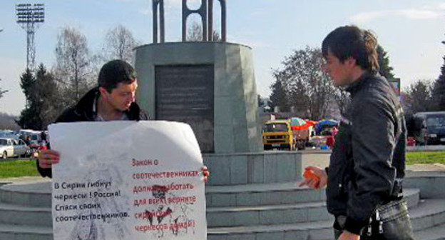 Одиночный пикет с требованием оказания помощи черкесам Сирии. Нальчик, 2 декабря 2013 г. Фото Артура Борокова, http://www.hekupsa.com Одиночный пикет с требованием оказания помощи черкесам Сирии. Нальчик, 2 декабря 2013 г. Фото Артура Борокова, http://www.hekupsa.com