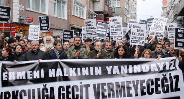 Акция против нападений на армян в стамбульском районе Саматия, 27 января 2013 г. Фото: http://massispost.com Акция против нападений на армян в стамбульском районе Саматия, 27 января 2013 г. Фото: http://massispost.com
