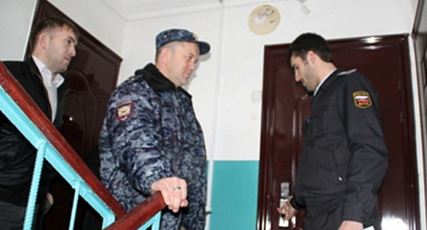 Судебные приставы выселяют должников из муниципальных квартир. Чечня, Грозный, 28 января 2013 г. Фото:  УФССП России по Чеченской Республике, http://www.r20.fssprus.ru